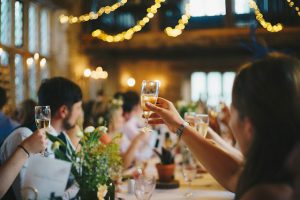 כיצד חברת שליחויות יכולות לשפר את חווית החתונה